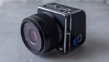 少し不便くらいがちょうど良い！ 超コンパクト中判デジカメ「Hasselblad 907X」の満足度が120％だった - BCN＋R